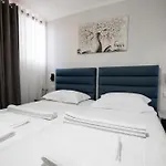 Tier * Tirana